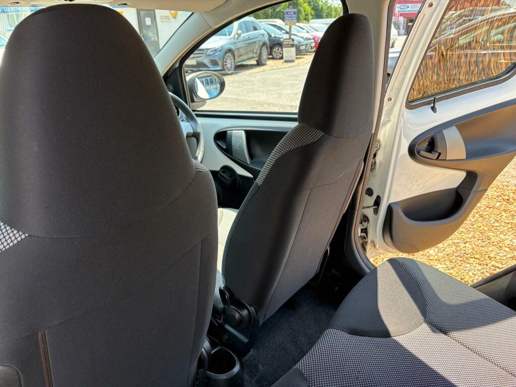 Toyota Aygo Vvt-i Go 67 White #27