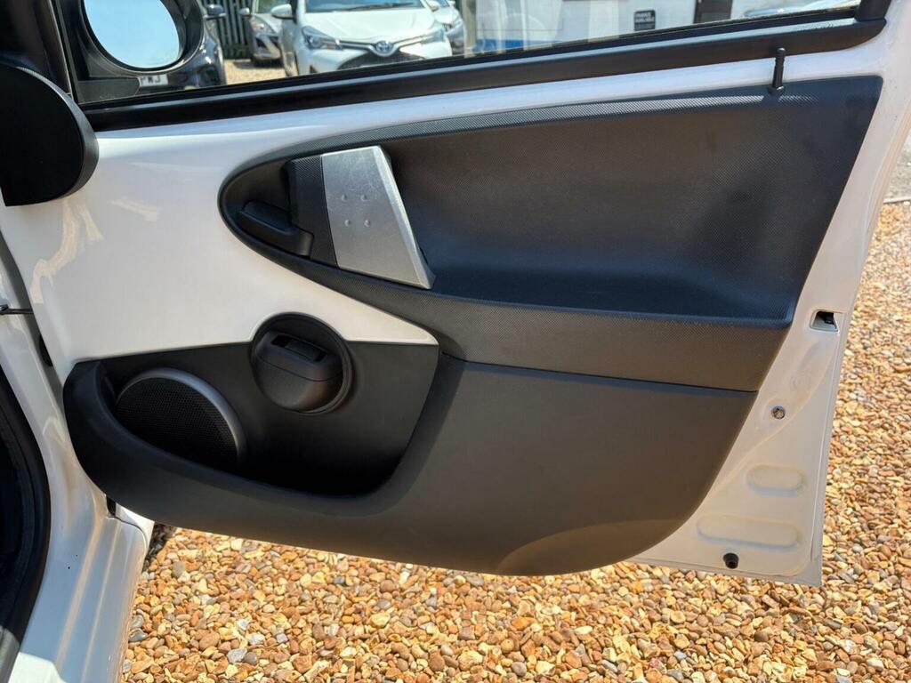 Toyota Aygo Vvt-i Go 67 White #19
