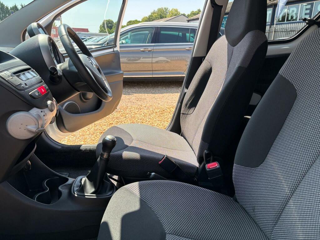Toyota Aygo Vvt-i Go 67 White #24