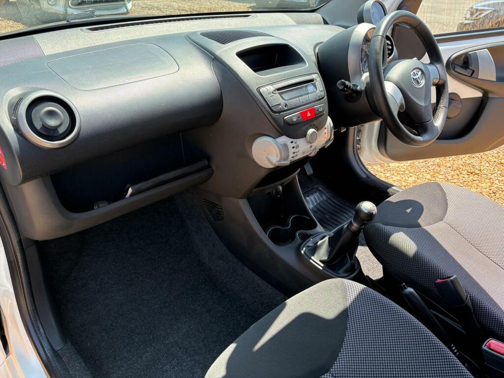 Toyota Aygo Vvt-i Go 67 White #23