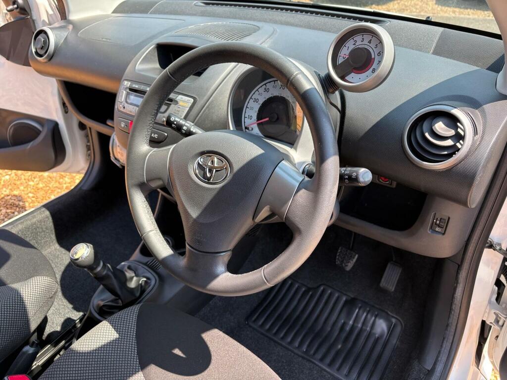 Toyota Aygo Vvt-i Go 67 White #20