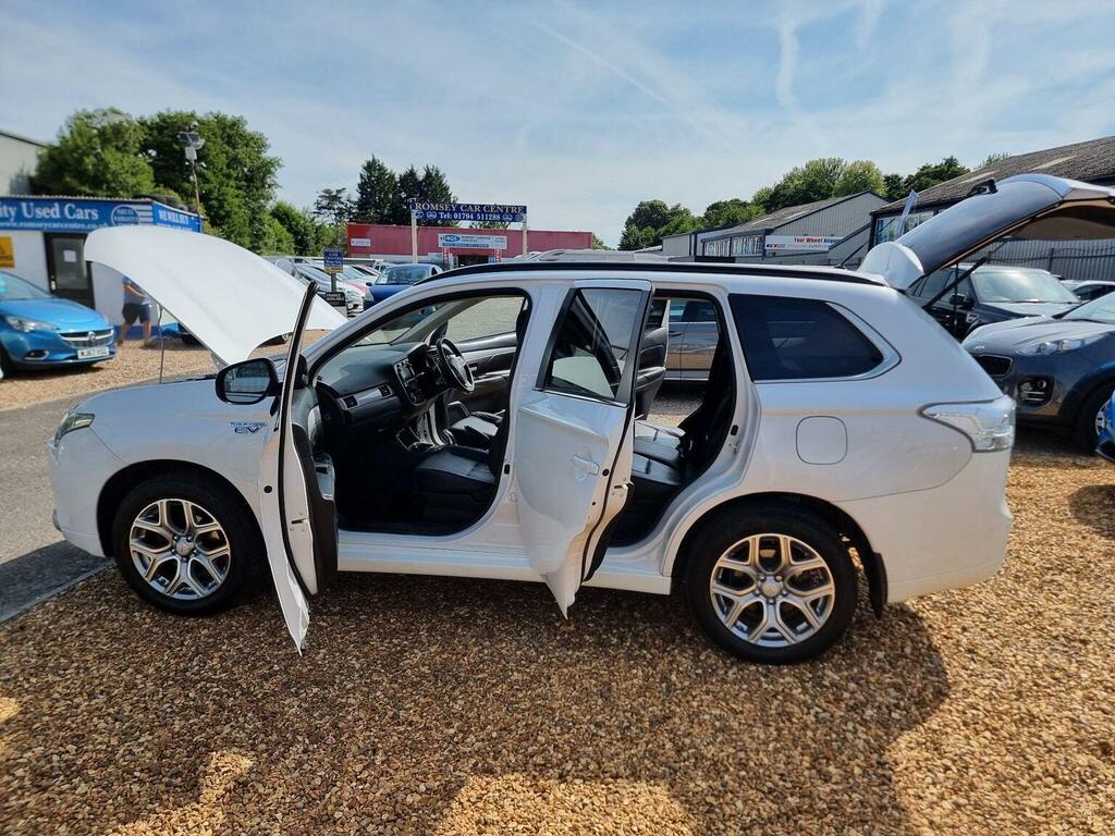 Mitsubishi Outlander 2.0H 12Kwh Gx4hs Suv Plug-in Hybrid Cvt White #13