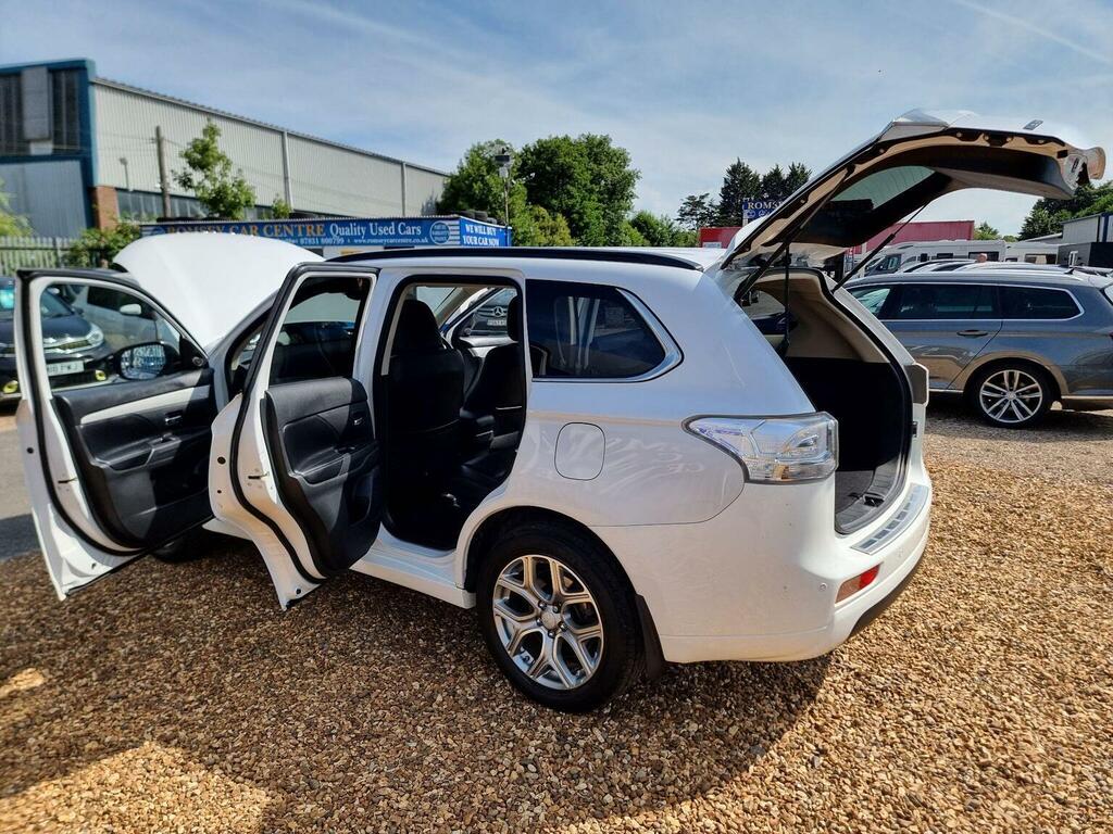 Mitsubishi Outlander 2.0H 12Kwh Gx4hs Suv Plug-in Hybrid Cvt White #14