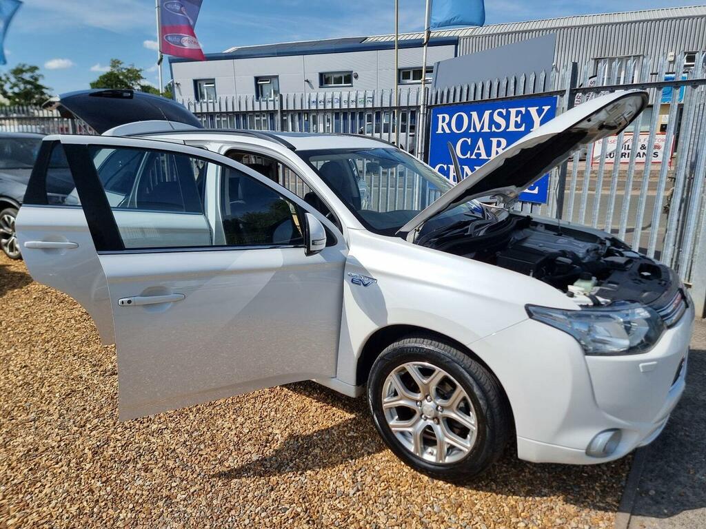 Mitsubishi Outlander 2.0H 12Kwh Gx4hs Suv Plug-in Hybrid Cvt White #10
