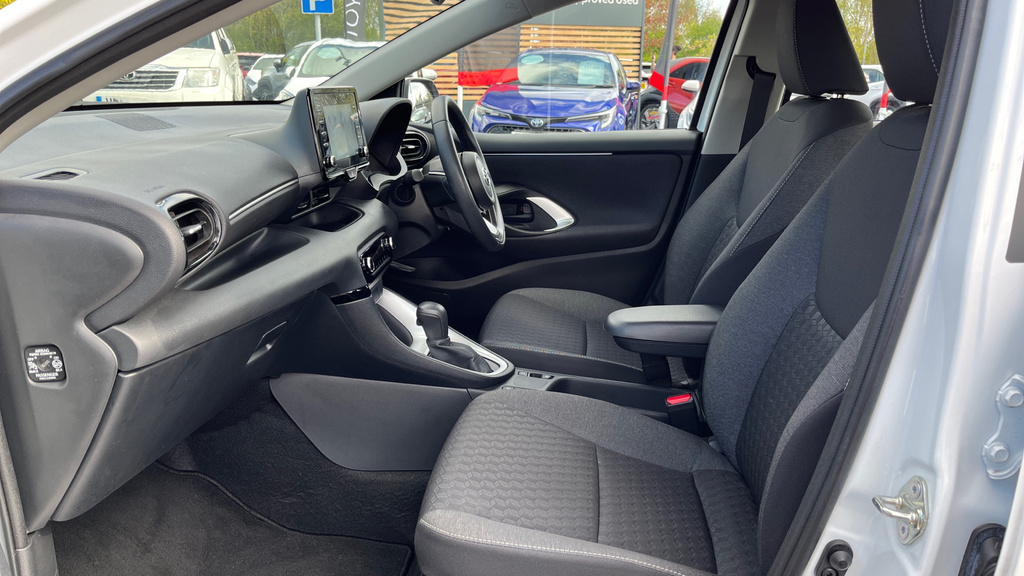 Toyota Yaris 1.5 Vvt-h Icon E-cvt Euro FP23YVK White #5