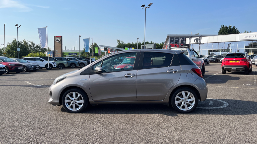 Toyota Yaris 1.5 Hybrid Icon 73 Bhp Red #24