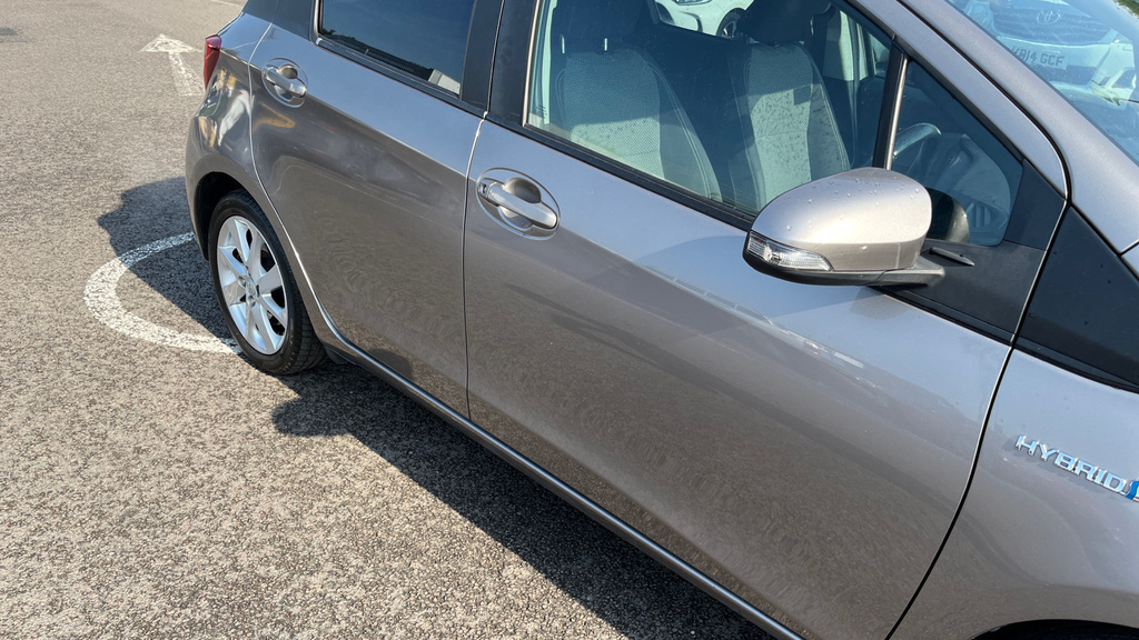 Toyota Yaris 1.5 Hybrid Icon 73 Bhp Red #53
