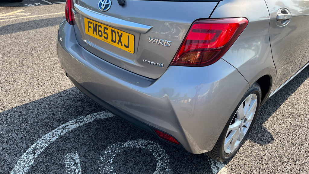 Toyota Yaris 1.5 Hybrid Icon 73 Bhp Red #38