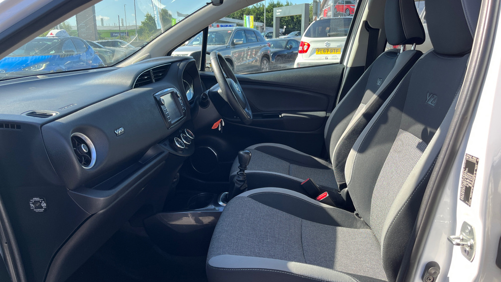 Toyota Yaris 1.5 Vvt-i Icon Tech 5-Dr White #5
