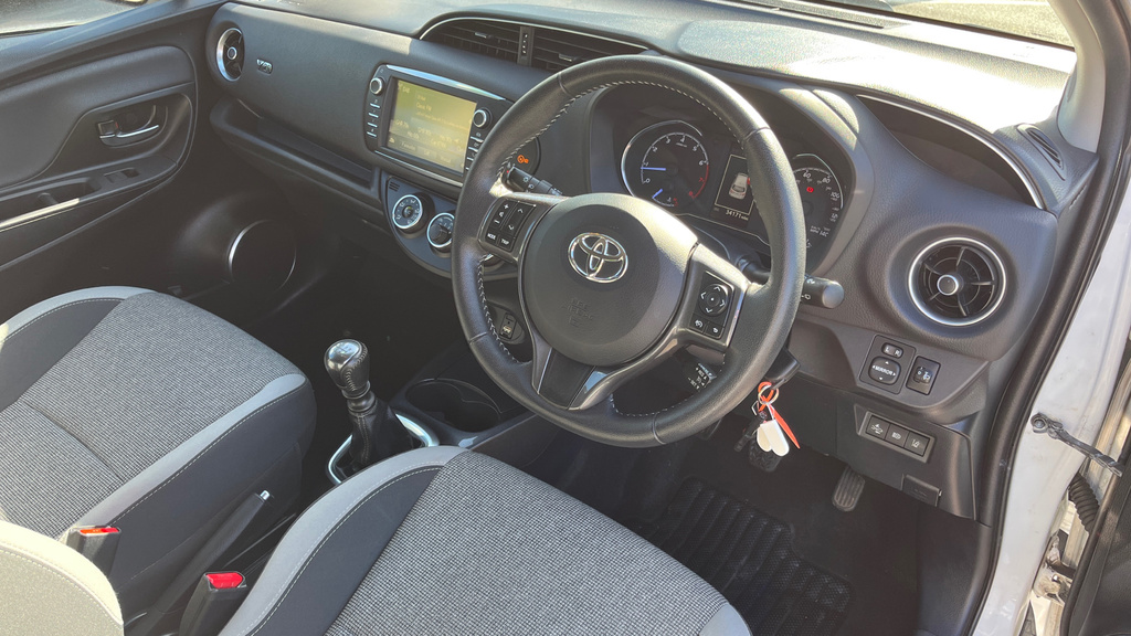 Toyota Yaris 1.5 Vvt-i Icon Tech 5-Dr White #31