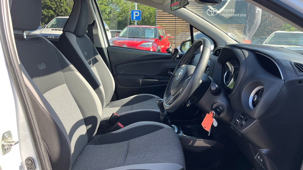 Toyota Yaris 1.5 Vvt-i Icon Tech 5-Dr White #12