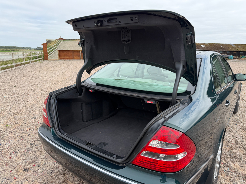 Mercedes-Benz E Class E200 Elegance Silver #35
