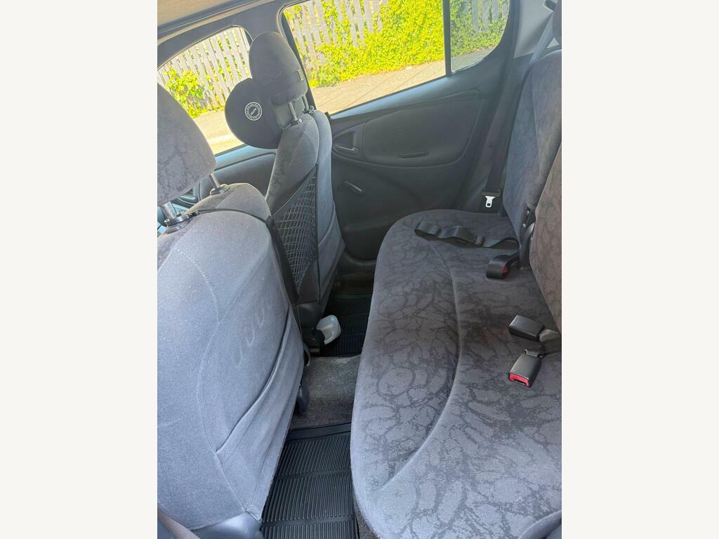 Toyota Yaris Hatchback Silver #3