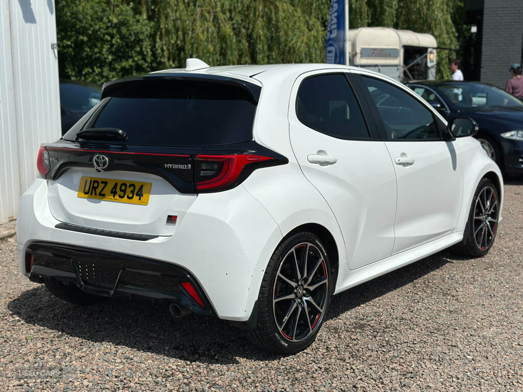 Toyota Yaris 1.5 Hybrid Gr Sport Cvt URZ4934 White #3