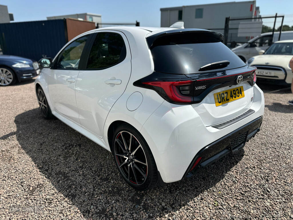 Toyota Yaris 1.5 Hybrid Gr Sport Cvt URZ4934 White #4