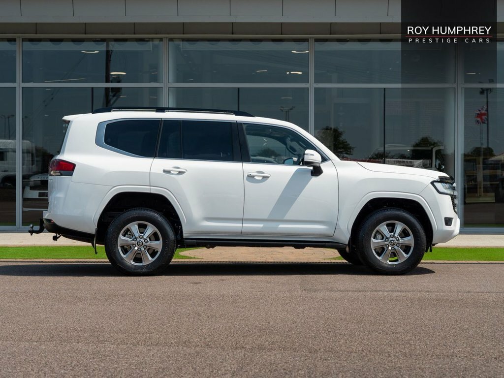 Toyota Land Cruiser Mpv White #3