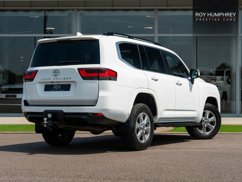 Toyota Land Cruiser Mpv White #2