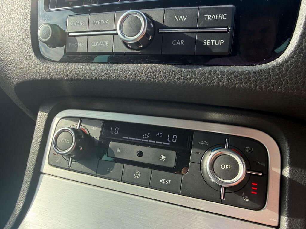 Volkswagen Touareg Black #14