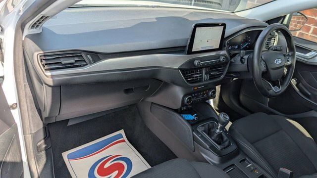 Ford Focus 1.0T Ecoboost Titanium Hatchback White #5