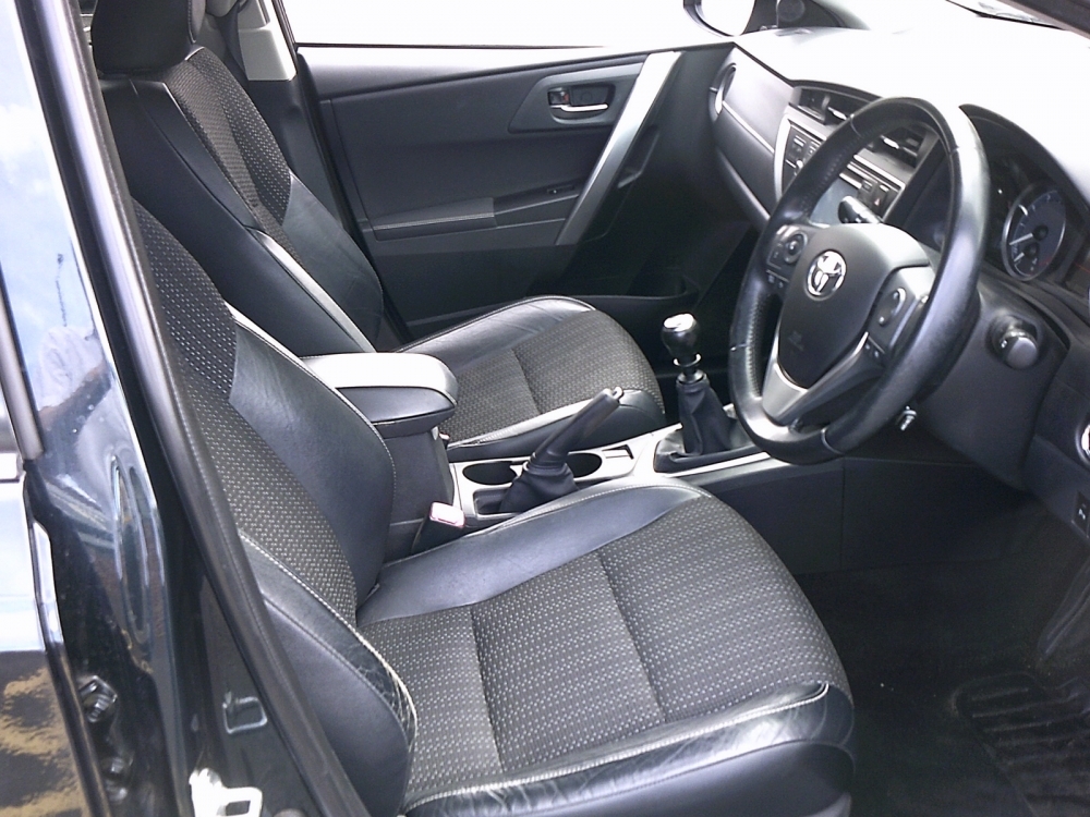 Toyota Auris Vvt-i Excel White #8