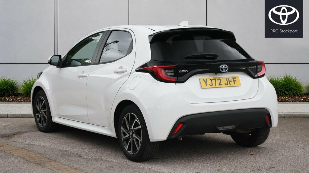 Toyota Yaris 1.5 Vvt-h Design E-cvt Euro 6 Ss YJ72JPF White #4