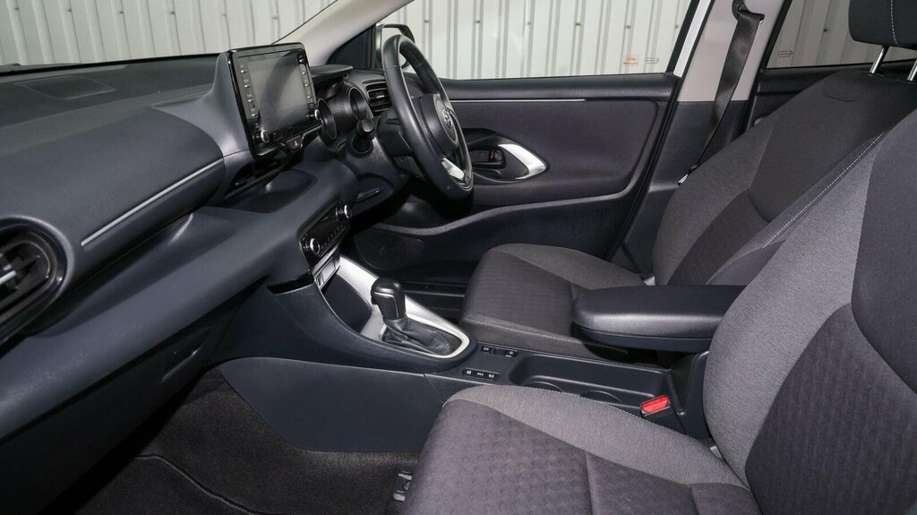 Toyota Yaris 1.5 Vvt-h Design E-cvt Euro 6 Ss YJ72JPF White #5