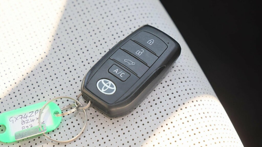 Toyota bZ4X Hatchback Silver #28