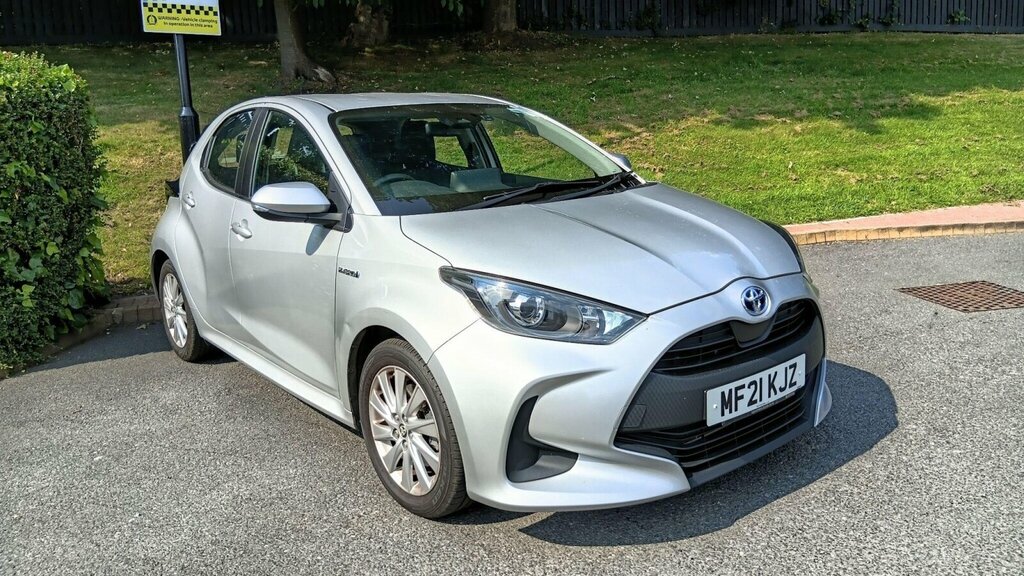 Toyota Yaris Hybrid 1.5 Vvt-i Design 5-Dr, Apple Car Play White #1