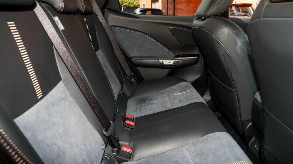 Lexus LBX 1.5 Takumi E-cvt White #8