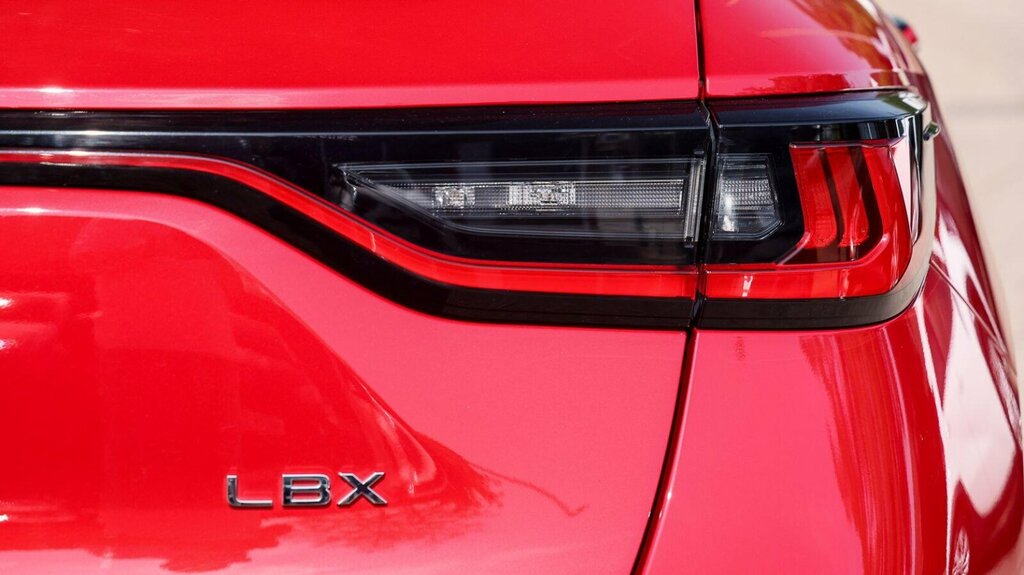 Lexus LBX 1.5 Takumi E-cvt White #21
