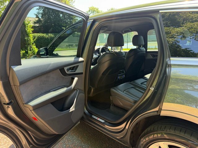 Audi Q7  Black #15