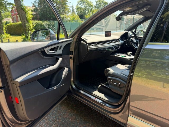 Audi Q7  Black #18