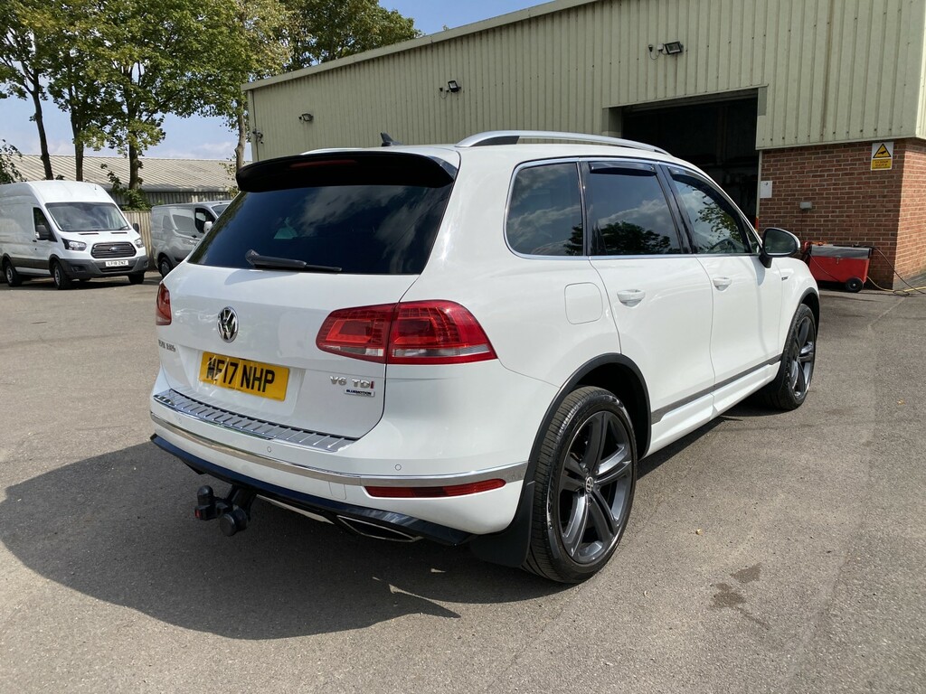 Volkswagen Touareg Suv 3.0 Tdi V6 Bluemotion Tech R-line Plus 20171 White #3