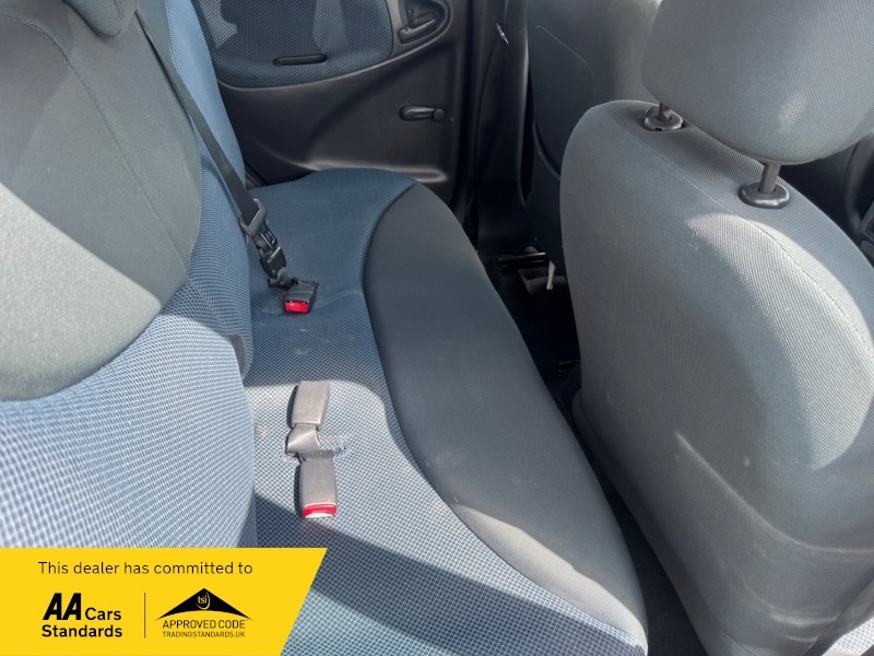 Toyota Yaris Vvti T Spirit Silver #16
