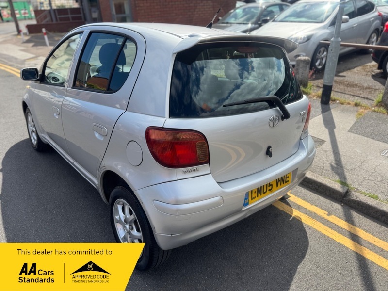 Toyota Yaris Vvti T Spirit Silver #11