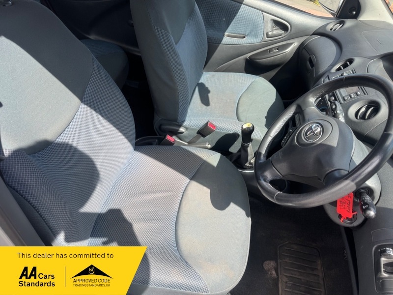 Toyota Yaris Vvti T Spirit Silver #14