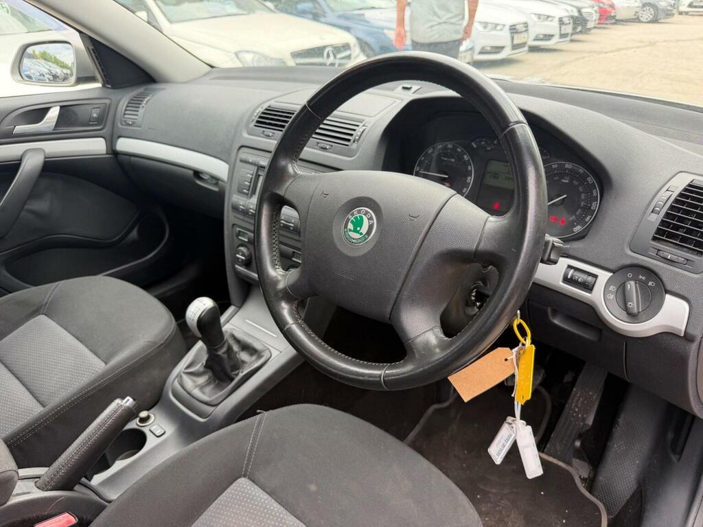 Skoda Octavia 1.6 Ambiente Fsi 114 Bhp Silver #10