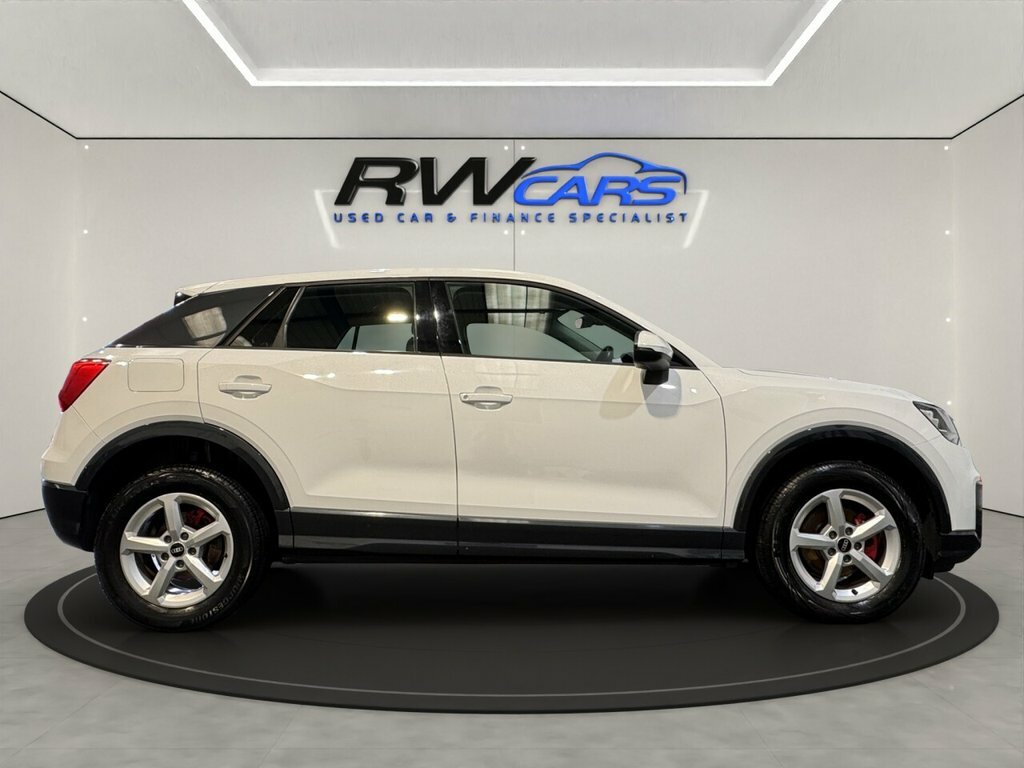 Audi Q2 1.5L Technik White #5