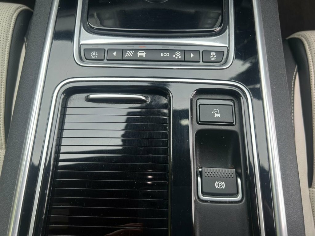 Jaguar XF R-sport White #28