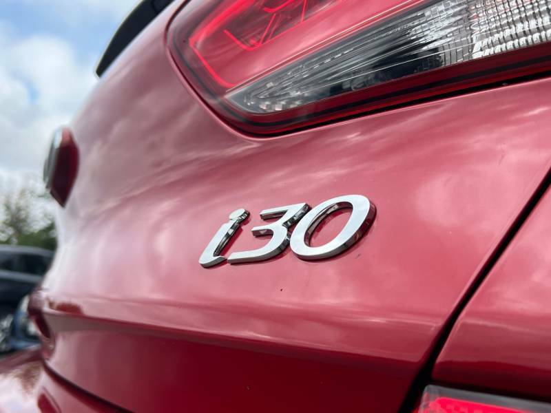 Hyundai I30 1.6 Crdi Premium Red #6