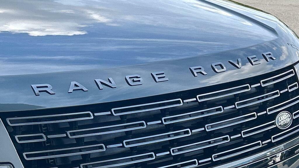 Land Rover Range Rover P550e Sv British Racing Green In Satin Finish Green #28