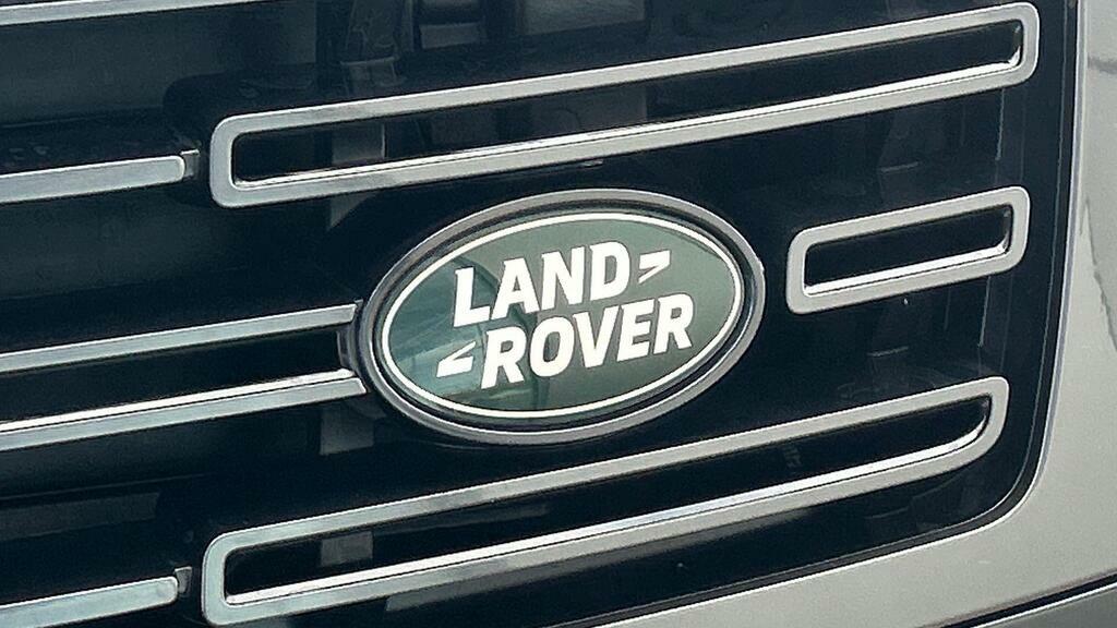 Land Rover Range Rover P550e Sv British Racing Green In Satin Finish Green #26