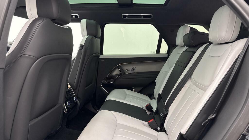 Land Rover Range Rover Sport 3.0 D300 Dynamic Se Black #4