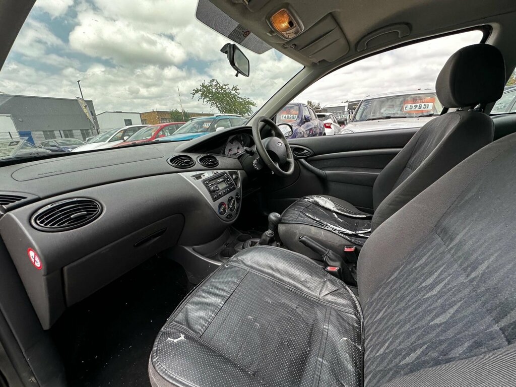 Ford Focus Ghia Silver #24