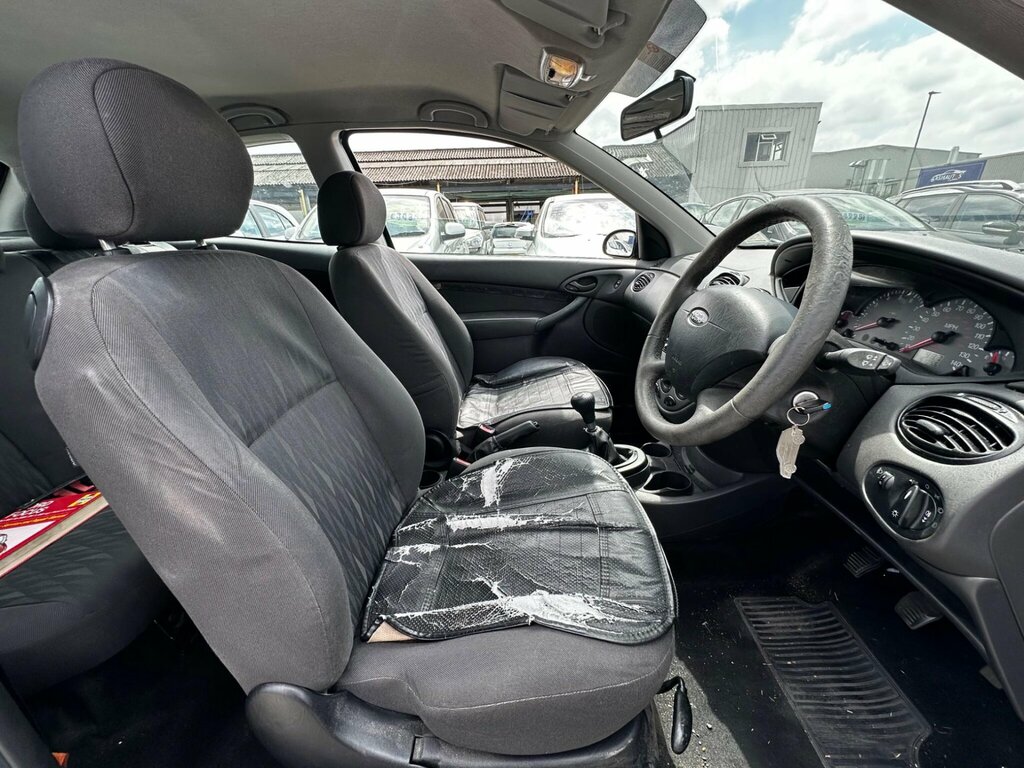 Ford Focus Ghia Silver #16