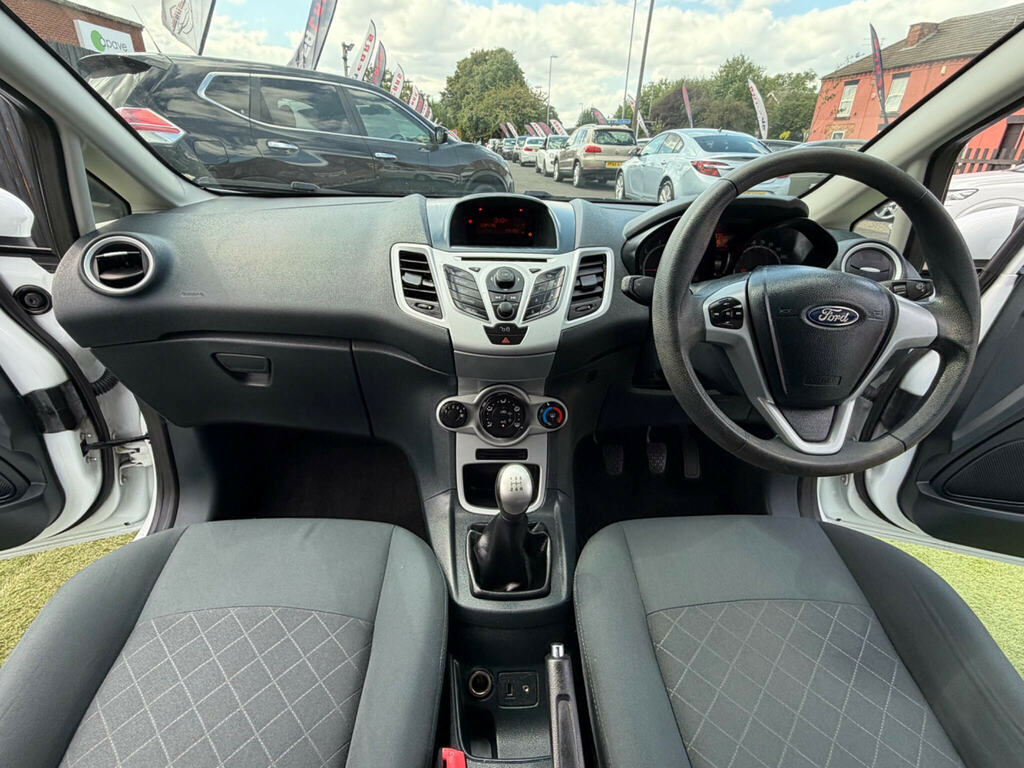 Ford Fiesta 1.25 Edge Hatchback 124 Gkm, 5 White #2