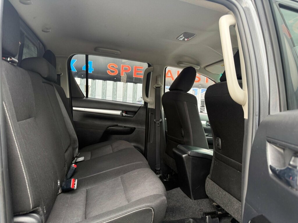 Toyota HILUX Invincible X Dcab Pick Up 2.4 D-4d White #10