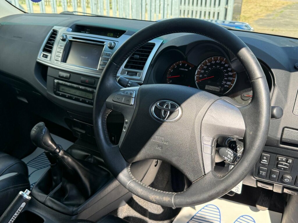 Toyota HILUX Active White #5