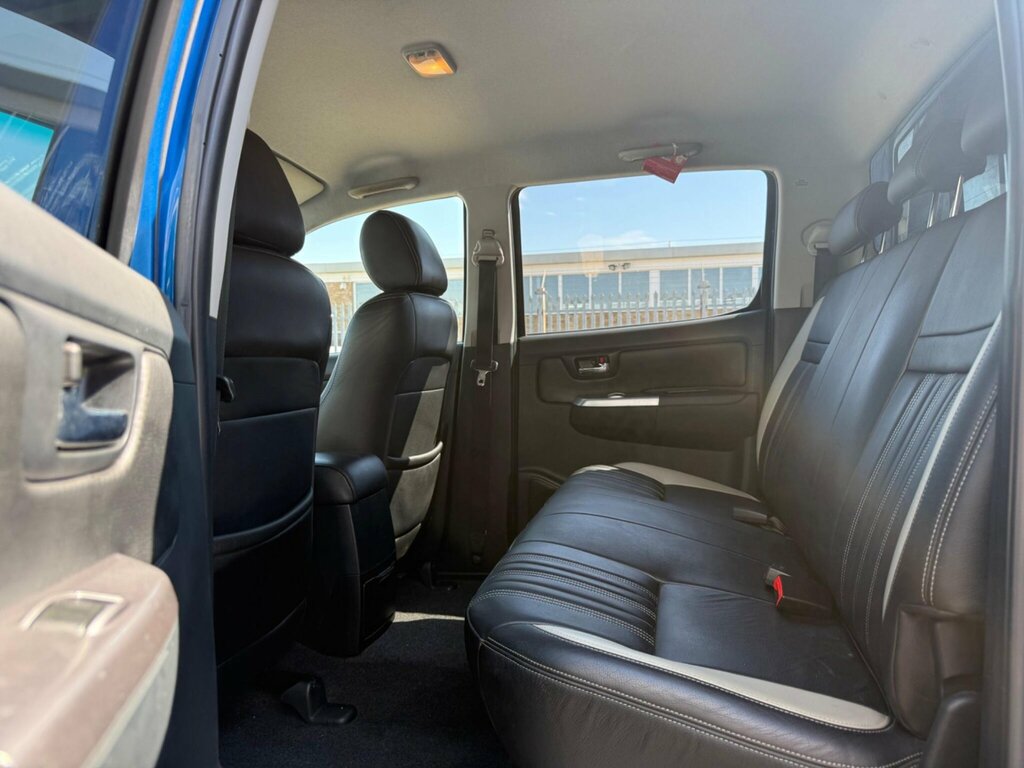 Toyota HILUX Active White #11