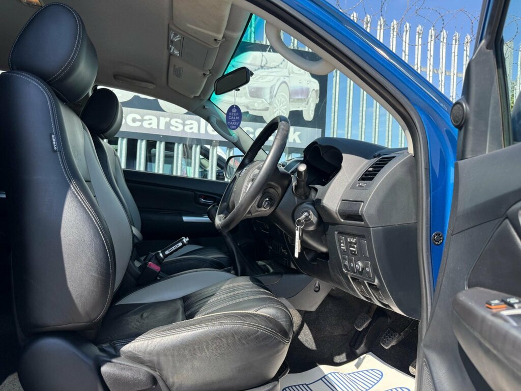 Toyota HILUX Active White #8
